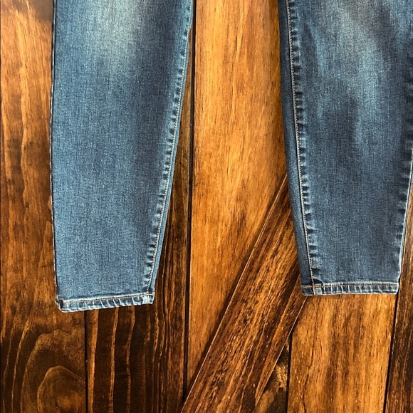 Wonderly Denim Blue Jeans - Picture 2 of 9